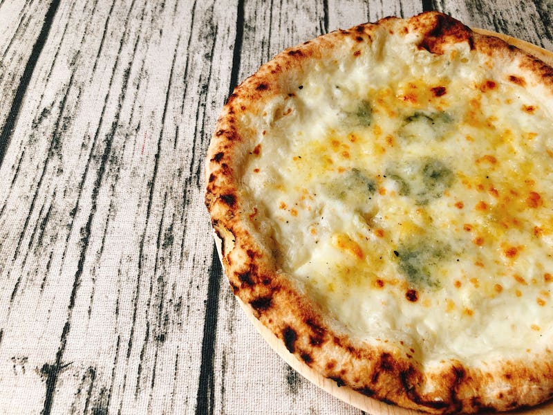 クセなしで食べやすい！SALVATORE CASAの冷凍ピザ「4種のチーズのピッツァ」を口コミレビュー！