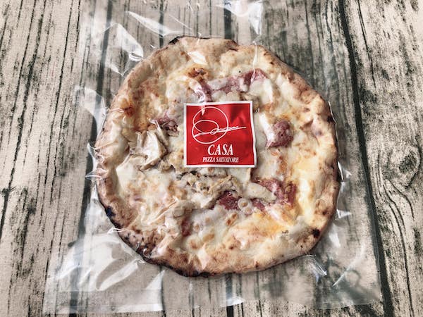 サルヴァトーレカーサの冷凍ピザ「ナポリサラミと チキンのピリ辛ピッツァ」冷凍パッケージ