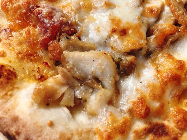 サルヴァトーレカーサの冷凍ピザ「ナポリサラミと チキンのピリ辛ピッツァ」のグリルチキン