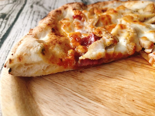 サルヴァトーレカーサの冷凍ピザ「ナポリサラミと チキンのピリ辛ピッツァ」の断面