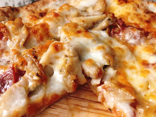 サルヴァトーレカーサの冷凍ピザ「ナポリサラミと チキンのピリ辛ピッツァ」