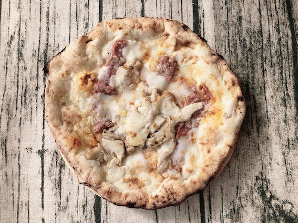 サルヴァトーレカーサの冷凍ピザ「ナポリサラミと チキンのピリ辛ピッツァ」冷凍状態