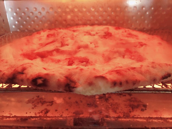 サルヴァトーレカーサの冷凍ピザ「ナポリサラミと チキンのピリ辛ピッツァ」をオーブントースターで焼く