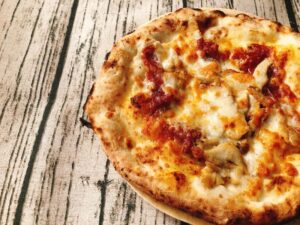 お酒がすすむ!サルヴァトーレカーサの冷凍ピザ「ナポリサラミとチキンのピリ辛ピッツァ」を口コミレビュー!