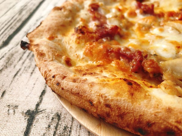 サルヴァトーレカーサの冷凍ピザ「ナポリサラミと チキンのピリ辛ピッツァ」の生地