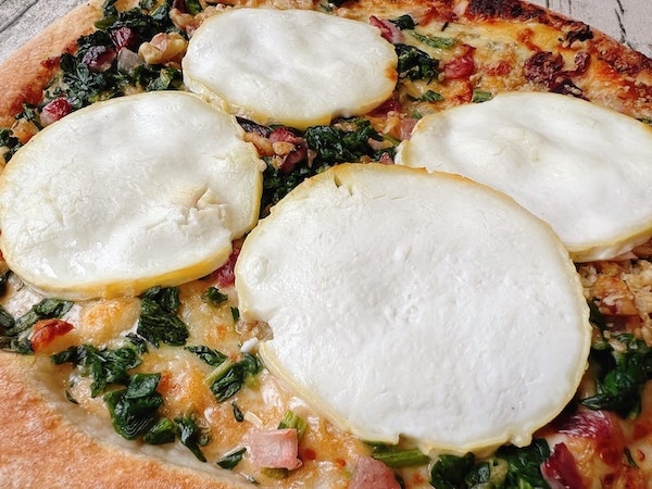 picard（ピカール）の冷凍ピザ「クルミ、ハチミツ、シェーブルチーズのピッツァ」のシェーブルチーズ
