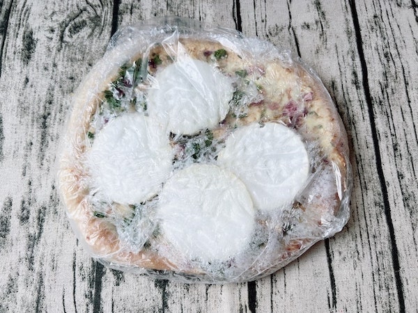 picard（ピカール）の冷凍ピザ「クルミ、ハチミツ、シェーブルチーズのピッツァ」の冷凍状態