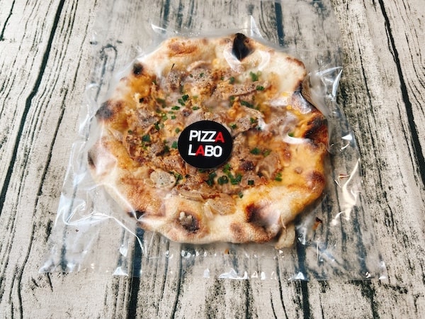 PSTの冷凍ピザ『自家製マヨ照り焼きチキン』の冷凍パッケージ