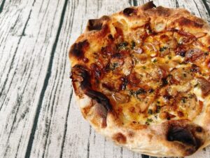 【旨味あふれる人気者】PSTの新作冷凍ピザ『自家製マヨ照り焼きチキン』を口コミレビュー!