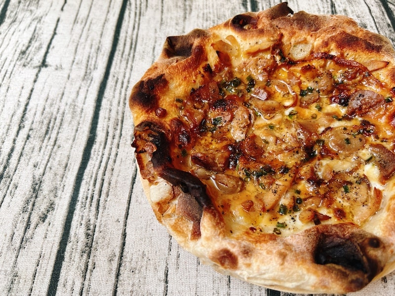 【旨味あふれる人気者】PSTの新作冷凍ピザ『自家製マヨ照り焼きチキン』を口コミレビュー！