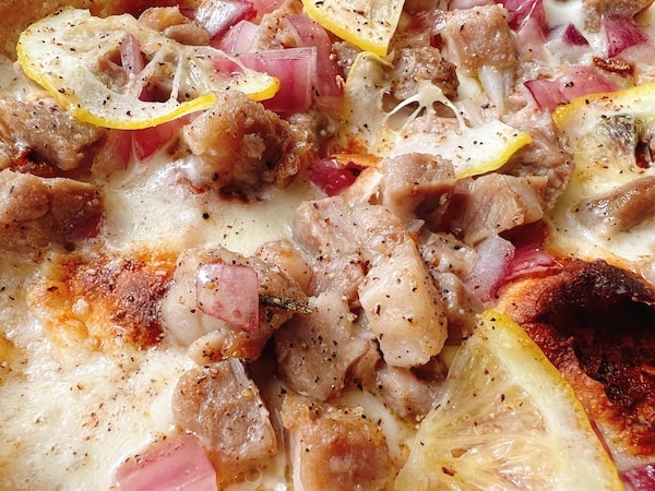 PSTの新作冷凍ピザ「自家製ゴロゴロ柔らか豚シャッキリ赤玉ねぎとさっぱり檸檬」