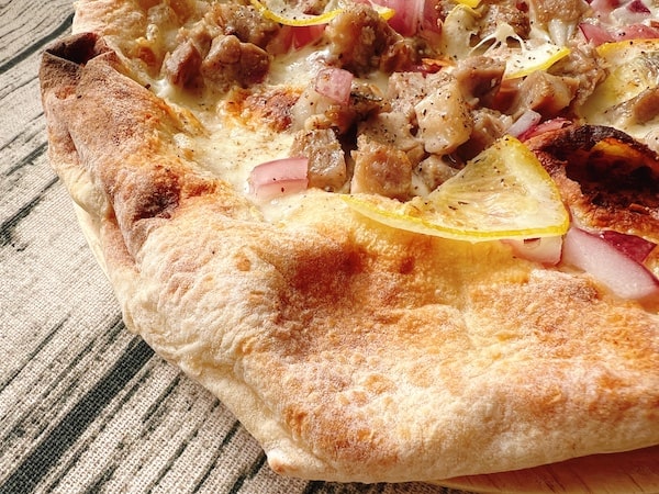 PSTの新作冷凍ピザ「自家製ゴロゴロ柔らか豚シャッキリ赤玉ねぎとさっぱり檸檬」