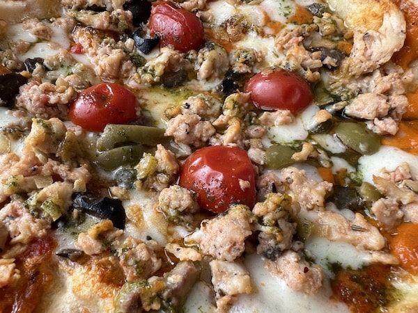 PSTの新作冷凍ピザ「自家製あっさりチキンソーセージとチェリートマトとミックスオリーブ」