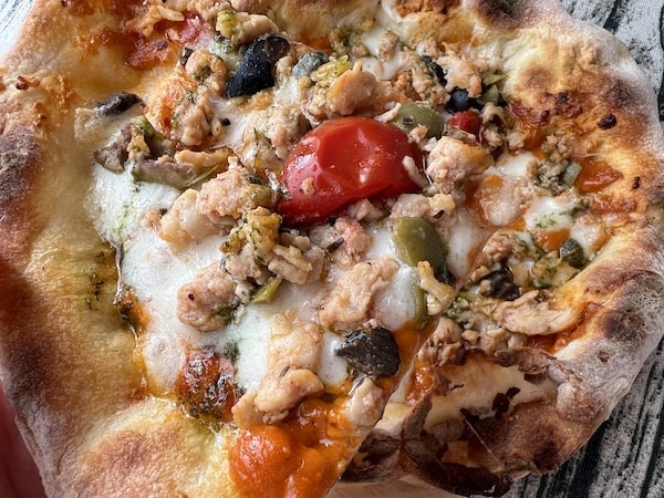 PSTの新作冷凍ピザ「自家製あっさりチキンソーセージとチェリートマトとミックスオリーブ」